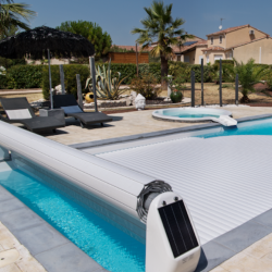 e‑Solar Solar Powered Automatic Pool Cover